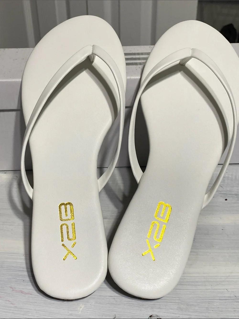 X2B white NEW summer flip flop sandals shoes size 8